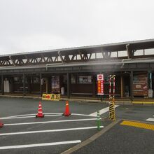 道の駅むなかたの観光物産館は優しい感じがする木造建物です。」