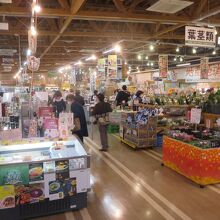 道の駅むなかたの観光物産館の内部