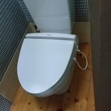 トイレは洋式だがウォシュレットではない！風呂でお尻を洗えるが