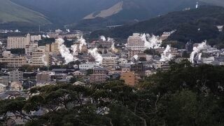 高台にあります