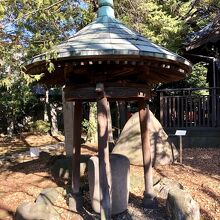 本殿裏手はぶっちゃけカオス　色々ありすぎ