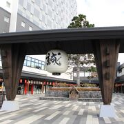 「誠」の白い提灯が印象的