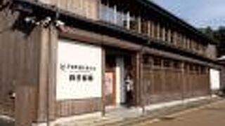 お隣には駐車場もありました