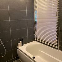 お部屋のバスルームからも海が見えます。