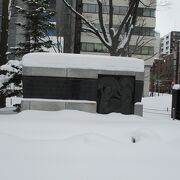 雪の中の文学碑