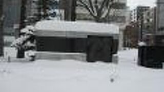 雪の中の文学碑