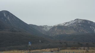 こんもりした山並み。遠くからでも目立ちます。