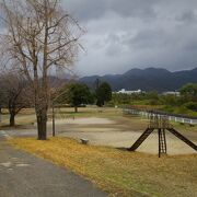 桂川の河川敷にある公園です