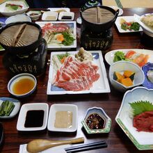 豪勢な夕食　民宿でこのクオリティ