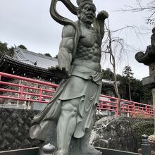 力強い仁王像　阿行