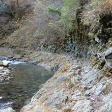 チェーンにつかまり張り付くように進む川沿いのコース