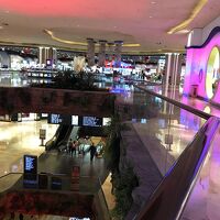 サンズ内です。奥にフードコートがあります。