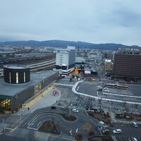 最上階13階からの函館駅ロータリーの眺め