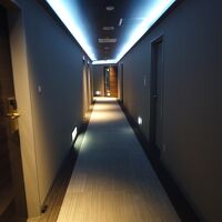 専用フロアのムーディーな通路