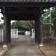 奈良県の桜井寺から移築した門が立派