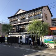 歴史のある二日市温泉で源泉かけ流しの温泉が楽しめます。