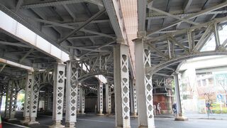 鉄骨がむき出しになった架道橋です