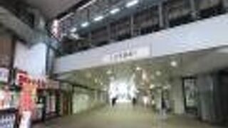 明るく清潔感ある架道橋です