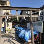 神社の社に屋根がある