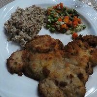 お昼に食べたメインのカツレツ。左上はソバの実だったのかなあ