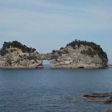 左右対称の島の中央に綺麗な形の穴が開いている円月島
