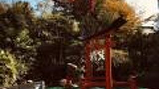 池の後方に弁財天