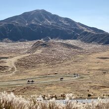 阿蘇五山の烏帽子岳と草千里