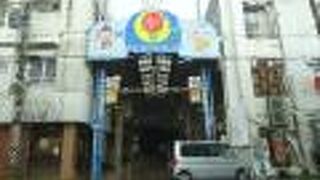 入口のコザベーカリーはちょっと活気がありますが