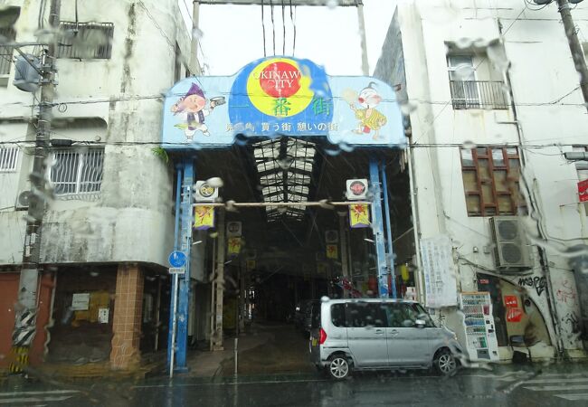 入口のコザベーカリーはちょっと活気がありますが