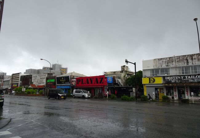 基地の街沖縄を象徴するような感じ