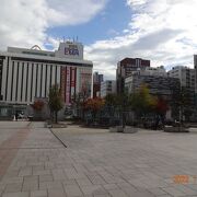 札幌駅の南口を出たところにある広～～い広場です