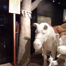 展示はリニューアルされ人形など使って立体的に（ここは撮影可能