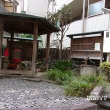 六地蔵と井戸です。