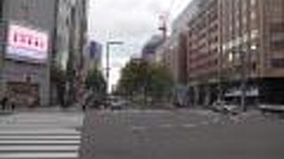 札幌駅南口を出たところから、大通り駅の方向に向かう大通りです。