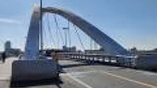 鶴見川橋をわたる