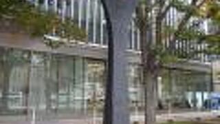 大きなモニュメントではありません。