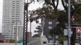 「真っ白な美しい像」という印象を持っていたのですが、