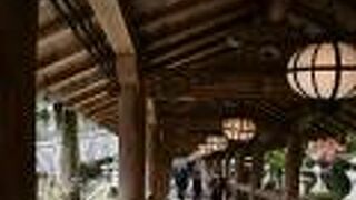 仁王門から本堂に登る、長い回廊です