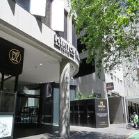 ケント・ストリートに面したホテル入口外観。見上げると…、