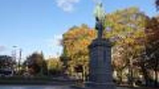 ホーレス・ケプロンノ像の右隣に立っている男性の像です。