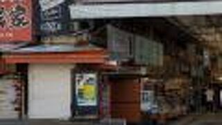 小さなお土産屋さんがたくさん