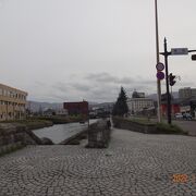 小樽を観光するときに欠かせないのが、「小樽運河沿いの遊歩道」と、「旧国鉄手宮線跡」です！