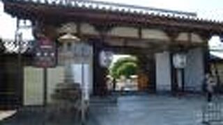 切妻造、本瓦葺、三間一戸の八脚門