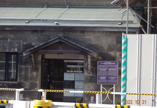 旧日本郵船の大きな建物の南側にある小さな倉庫です。