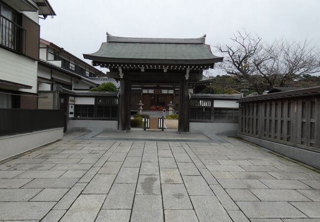 材木座に建つ日蓮宗寺院