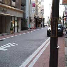 銀座５丁目から６丁目まで約２４０ｍ続いています