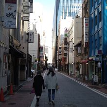 飲食店の並ぶ通り