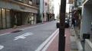 飲食店の並ぶ通り