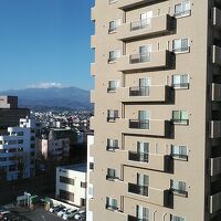 窓際からは福島の山並みが見えます。