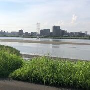 土手の上につくられた